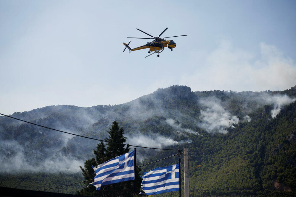 <p>Preliminarna istraga ukazuje da je požar koji je prošle sedmice izbio u oblasti Beotije, sjeverozapadno od Atine, a zatim se proširio na gustu borovu šumu u blizini glavnog grada, izazvan varnicama sa provodnika koji su vibrirali na privatnom dalekovodu za prenos električne energije iz vjetroelektrana, saopštila je grčka vatrogasna služba</p>