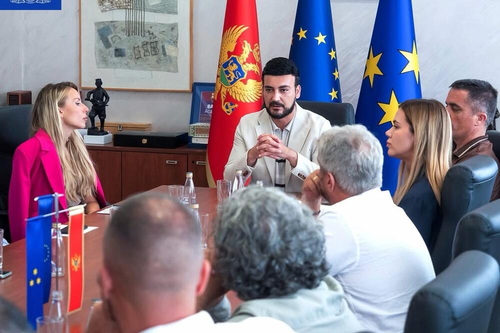Jovanović sa predstavnicima NVO, Foto: Opština Budva