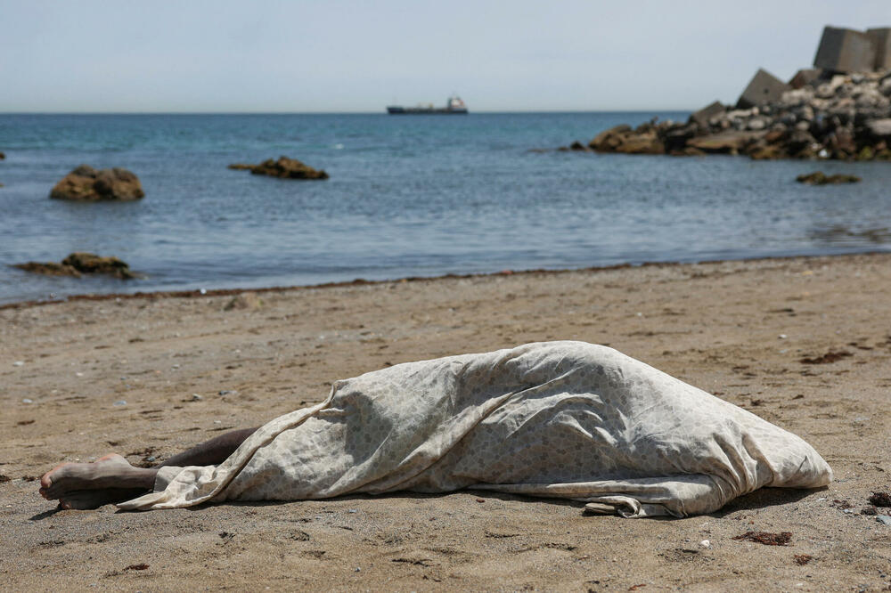 Migrant na plaži u Seuti, Foto: Rojters