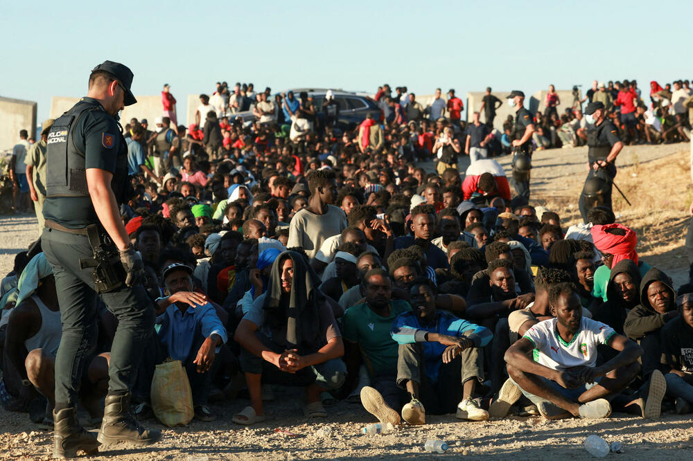 Migranti čekaju u redu da od Crvenog krsta dobiju hranu i piće, nakon masovnog prelaska iz Maroka na špansku teritoriju kopnenim i morskim putem, u Seuti, Foto: Reuters
