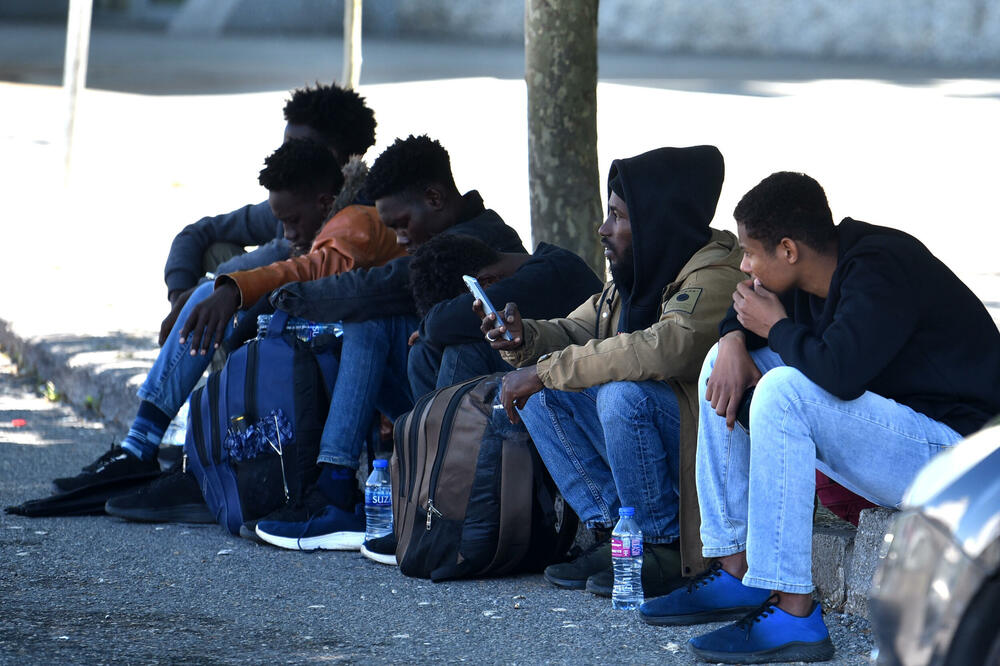 Migranti ispred zgrade Autobuske stanice u Podgorici (ilustracija), Foto: Boris Pejović