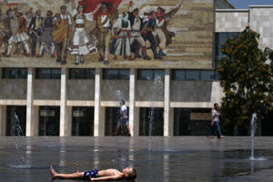 Albanija se bori s požarima, Mađarska smanjuje potrošnju struje