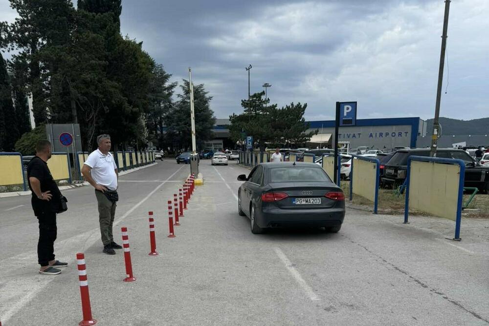Ulaz na parking Aerodroma Tivat, Foto: Siniša Luković