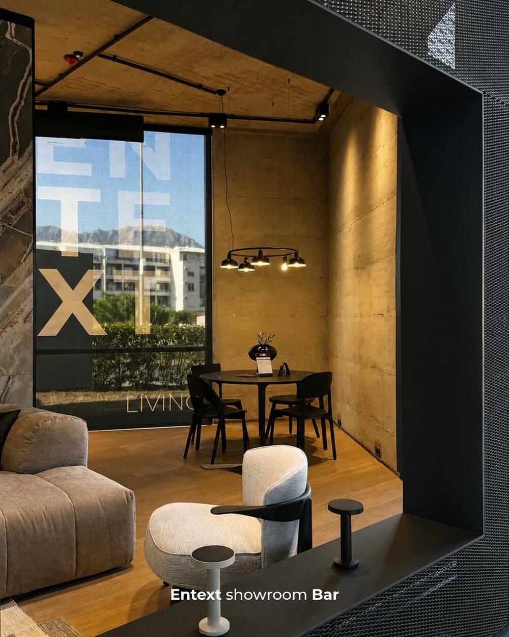 <p>Kompanija ENTEXT, koja već 35 godina gradi kvalitet, povjerenje i kontinuitet, otvorila je novi showroom u Baru. Na više od 1.000 m&sup2; posjetioce očekuju uređeni ambijenti, pažljivo odabrani brendovi i kompletna ponuda za dom, apartman, hotel ili poslovni prostor - od keramike, kupatila i podova do namještaja, rasvjete, dekoracije i wellness programa. Ono što ENTEXT izdvaja jeste standard koji traje: stručna podrška, pouzdanost i partnerstvo kroz cijeli proces, kako bi kupac lakše došao od ideje do kvalitetnog i funkcionalnog prostora. Povodom otvaranja, do 8. avgusta važi 15% popusta na kompletan asortiman.</p>