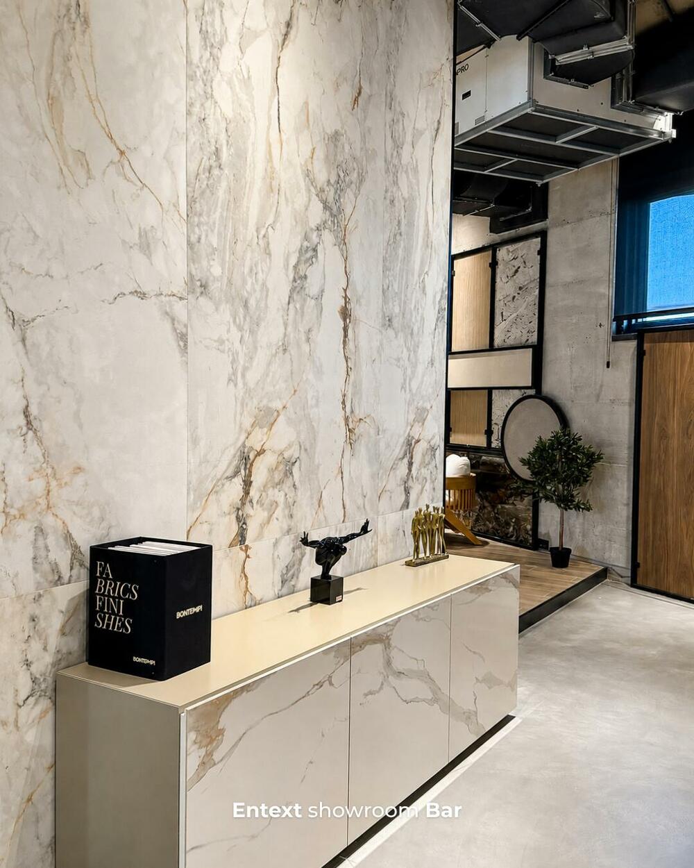 <p>Kompanija ENTEXT, koja već 35 godina gradi kvalitet, povjerenje i kontinuitet, otvorila je novi showroom u Baru. Na više od 1.000 m&sup2; posjetioce očekuju uređeni ambijenti, pažljivo odabrani brendovi i kompletna ponuda za dom, apartman, hotel ili poslovni prostor - od keramike, kupatila i podova do namještaja, rasvjete, dekoracije i wellness programa. Ono što ENTEXT izdvaja jeste standard koji traje: stručna podrška, pouzdanost i partnerstvo kroz cijeli proces, kako bi kupac lakše došao od ideje do kvalitetnog i funkcionalnog prostora. Povodom otvaranja, do 8. avgusta važi 15% popusta na kompletan asortiman.</p>