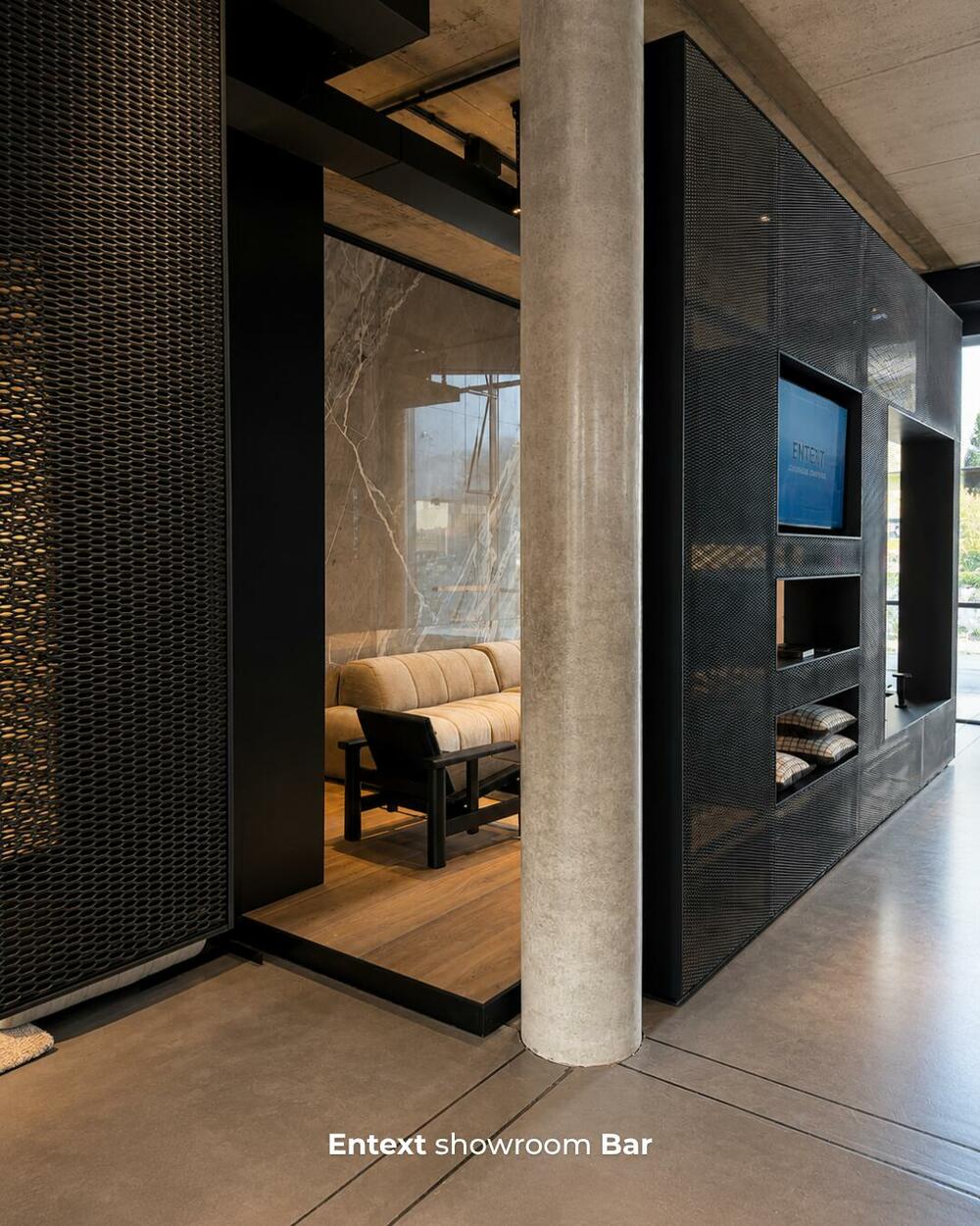 <p>Kompanija ENTEXT, koja već 35 godina gradi kvalitet, povjerenje i kontinuitet, otvorila je novi showroom u Baru. Na više od 1.000 m&sup2; posjetioce očekuju uređeni ambijenti, pažljivo odabrani brendovi i kompletna ponuda za dom, apartman, hotel ili poslovni prostor - od keramike, kupatila i podova do namještaja, rasvjete, dekoracije i wellness programa. Ono što ENTEXT izdvaja jeste standard koji traje: stručna podrška, pouzdanost i partnerstvo kroz cijeli proces, kako bi kupac lakše došao od ideje do kvalitetnog i funkcionalnog prostora. Povodom otvaranja, do 8. avgusta važi 15% popusta na kompletan asortiman.</p>