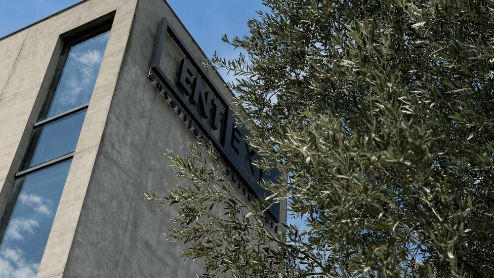 <p>Kompanija ENTEXT, koja već 35 godina gradi kvalitet, povjerenje i kontinuitet, otvorila je novi showroom u Baru. Na više od 1.000 m&sup2; posjetioce očekuju uređeni ambijenti, pažljivo odabrani brendovi i kompletna ponuda za dom, apartman, hotel ili poslovni prostor - od keramike, kupatila i podova do namještaja, rasvjete, dekoracije i wellness programa. Ono što ENTEXT izdvaja jeste standard koji traje: stručna podrška, pouzdanost i partnerstvo kroz cijeli proces, kako bi kupac lakše došao od ideje do kvalitetnog i funkcionalnog prostora. Povodom otvaranja, do 8. avgusta važi 15% popusta na kompletan asortiman.</p>