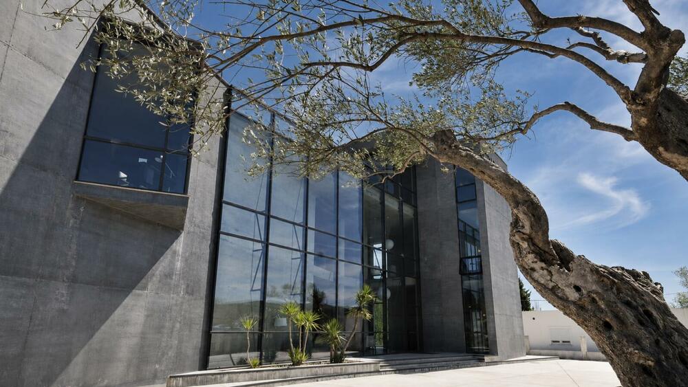 <p>Kompanija ENTEXT, koja već 35 godina gradi kvalitet, povjerenje i kontinuitet, otvorila je novi showroom u Baru. Na više od 1.000 m&sup2; posjetioce očekuju uređeni ambijenti, pažljivo odabrani brendovi i kompletna ponuda za dom, apartman, hotel ili poslovni prostor - od keramike, kupatila i podova do namještaja, rasvjete, dekoracije i wellness programa. Ono što ENTEXT izdvaja jeste standard koji traje: stručna podrška, pouzdanost i partnerstvo kroz cijeli proces, kako bi kupac lakše došao od ideje do kvalitetnog i funkcionalnog prostora. Povodom otvaranja, do 8. avgusta važi 15% popusta na kompletan asortiman.</p>