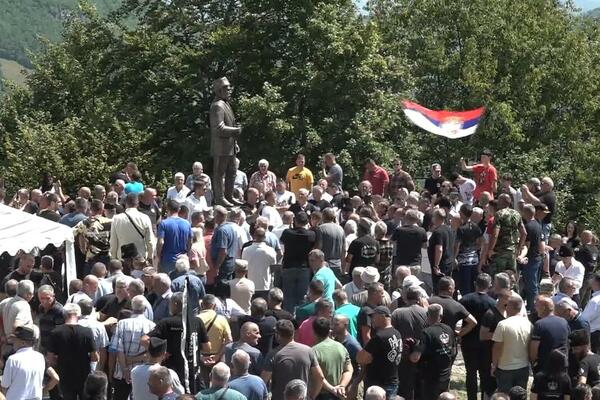 Spomenik Pavlu Đurišiću i dalje van domašaja, pristalice četničkog...