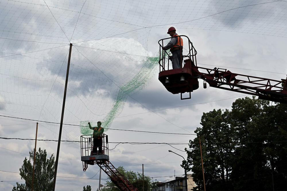 Radnici postavljaju mreže kao zaštitu od dronova u Zaporožju, Foto: Rojters