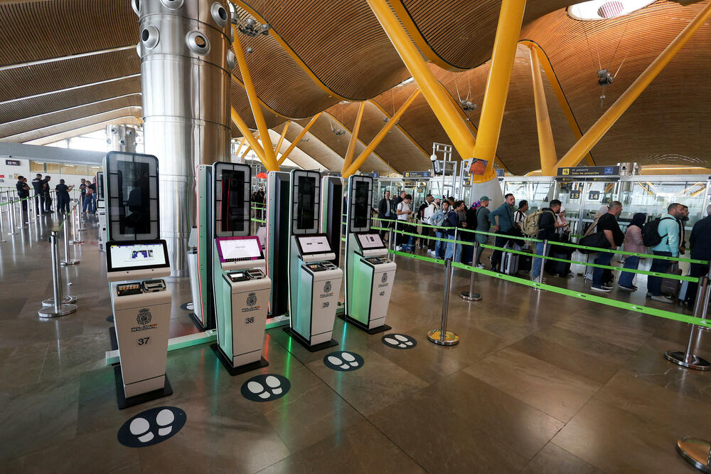 EES kiosci na aerodromu u Madridu, Foto: REUTERS