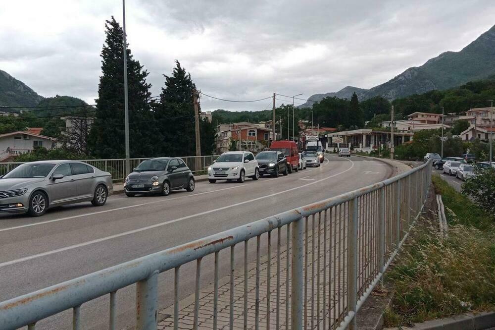 Velike i opasne gužve: Sporna dionica puta kroz Sutomore, Foto: Privatna arhiva