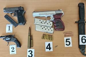 Policija u pretresima na sjeveru pronašla oružje, municiju i...