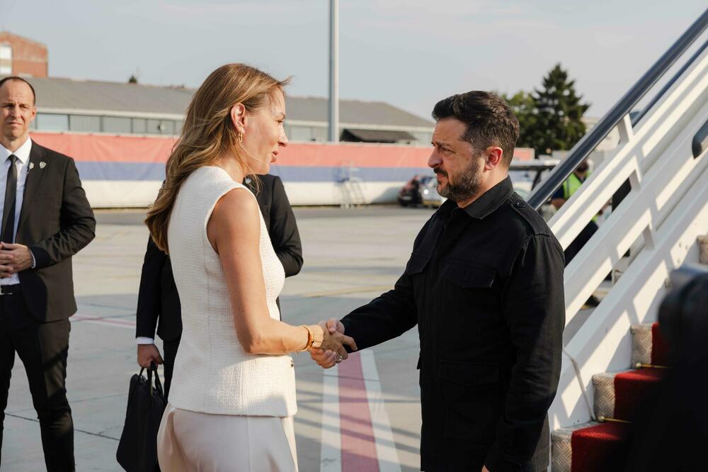 Zelenskog je na aerodromu u Beogradu dočekala ministarka rudarstva i energetike Dubravka Đedović Handanović, Foto: REUTERS