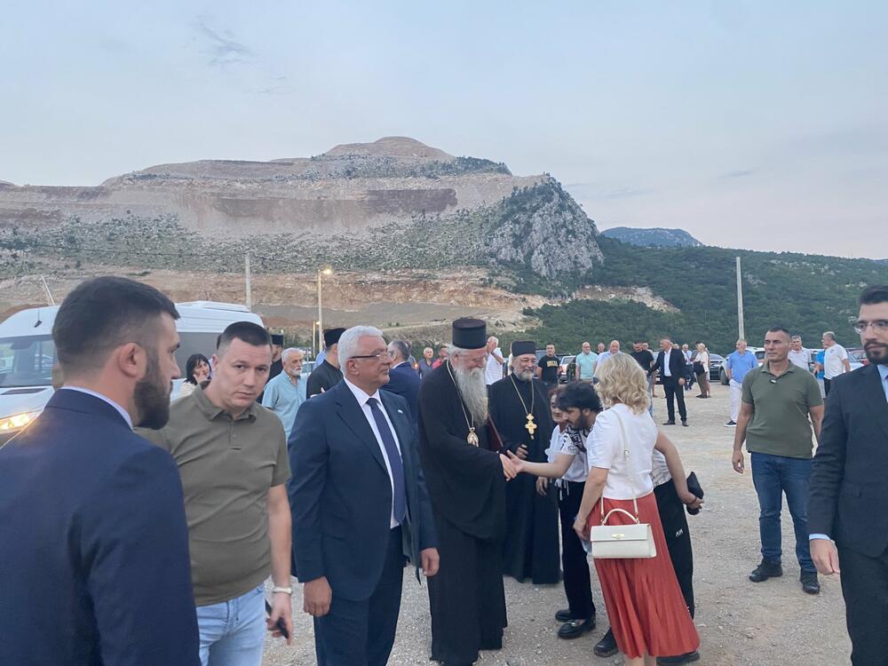 <p>"Niko nema monopol na srpsko nasljeđe i baštinu. Srpski nacionalni i kulturni identitet nije i ne može biti ekskluzivno pravo jedne države, jednog centra ili jedne političke garniture. On pripada svima onima koji su ga čuvali vjekovima &ndash; još od vremena Nemanjića, do vremena Petrovića, Obrenovića i Karađorđevića&rdquo;, kazao je predsjednik Skupštine Crne Gore</p>