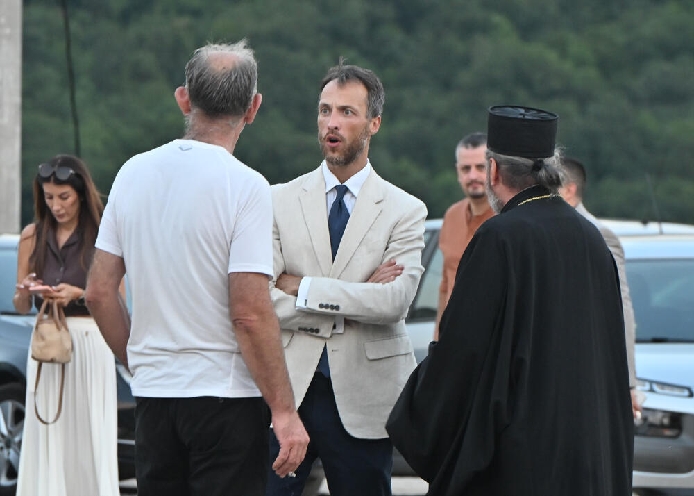 <p>"Niko nema monopol na srpsko nasljeđe i baštinu. Srpski nacionalni i kulturni identitet nije i ne može biti ekskluzivno pravo jedne države, jednog centra ili jedne političke garniture. On pripada svima onima koji su ga čuvali vjekovima &ndash; još od vremena Nemanjića, do vremena Petrovića, Obrenovića i Karađorđevića&rdquo;, kazao je predsjednik Skupštine Crne Gore</p>