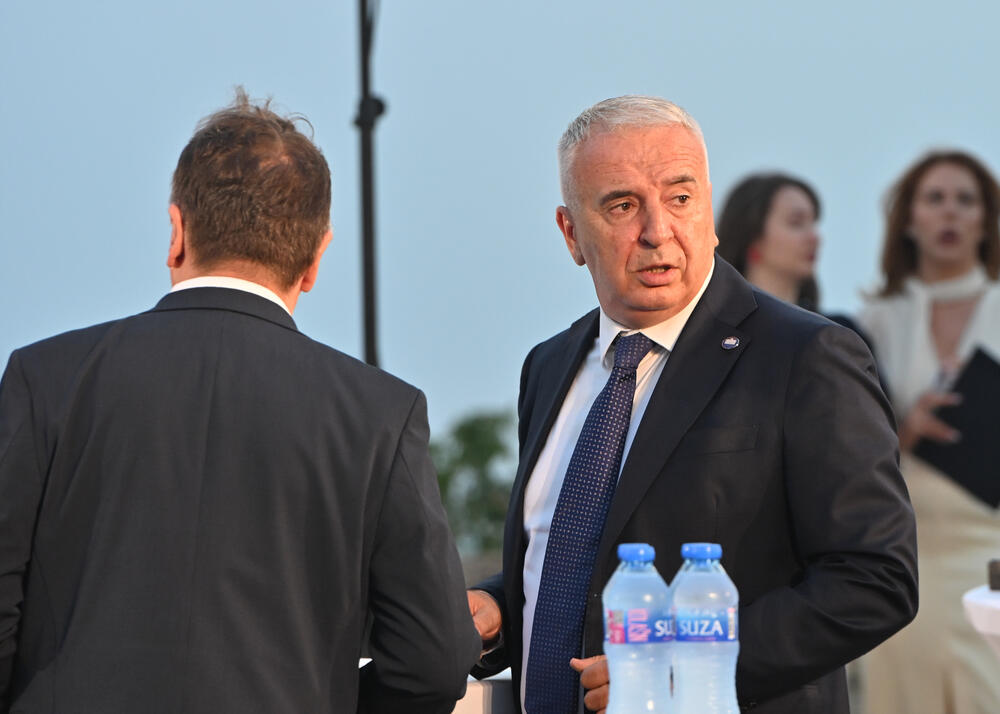 <p>"Niko nema monopol na srpsko nasljeđe i baštinu. Srpski nacionalni i kulturni identitet nije i ne može biti ekskluzivno pravo jedne države, jednog centra ili jedne političke garniture. On pripada svima onima koji su ga čuvali vjekovima &ndash; još od vremena Nemanjića, do vremena Petrovića, Obrenovića i Karađorđevića&rdquo;, kazao je predsjednik Skupštine Crne Gore</p>