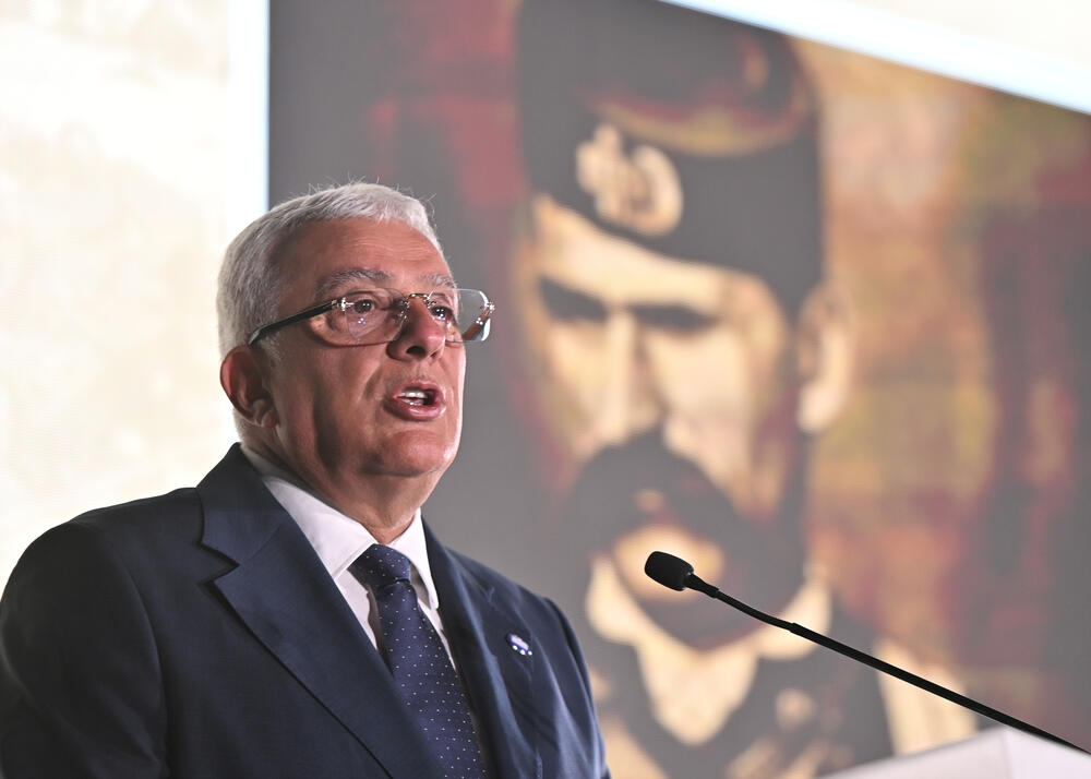 <p>"Niko nema monopol na srpsko nasljeđe i baštinu. Srpski nacionalni i kulturni identitet nije i ne može biti ekskluzivno pravo jedne države, jednog centra ili jedne političke garniture. On pripada svima onima koji su ga čuvali vjekovima &ndash; još od vremena Nemanjića, do vremena Petrovića, Obrenovića i Karađorđevića&rdquo;, kazao je predsjednik Skupštine Crne Gore</p>