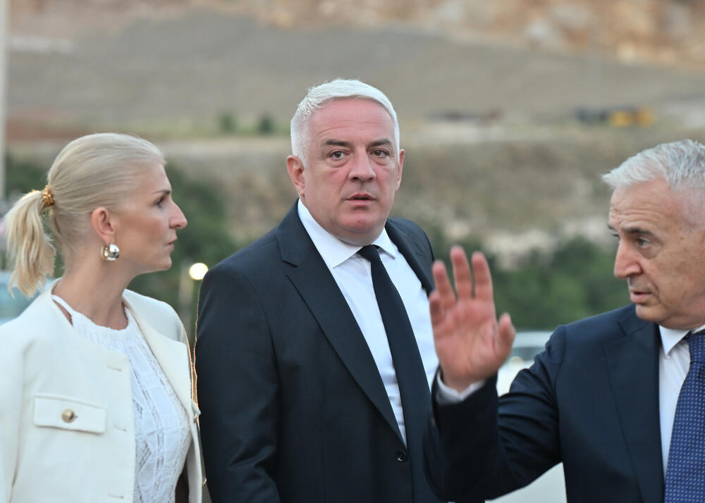 <p>"Niko nema monopol na srpsko nasljeđe i baštinu. Srpski nacionalni i kulturni identitet nije i ne može biti ekskluzivno pravo jedne države, jednog centra ili jedne političke garniture. On pripada svima onima koji su ga čuvali vjekovima &ndash; još od vremena Nemanjića, do vremena Petrovića, Obrenovića i Karađorđevića&rdquo;, kazao je predsjednik Skupštine Crne Gore</p>