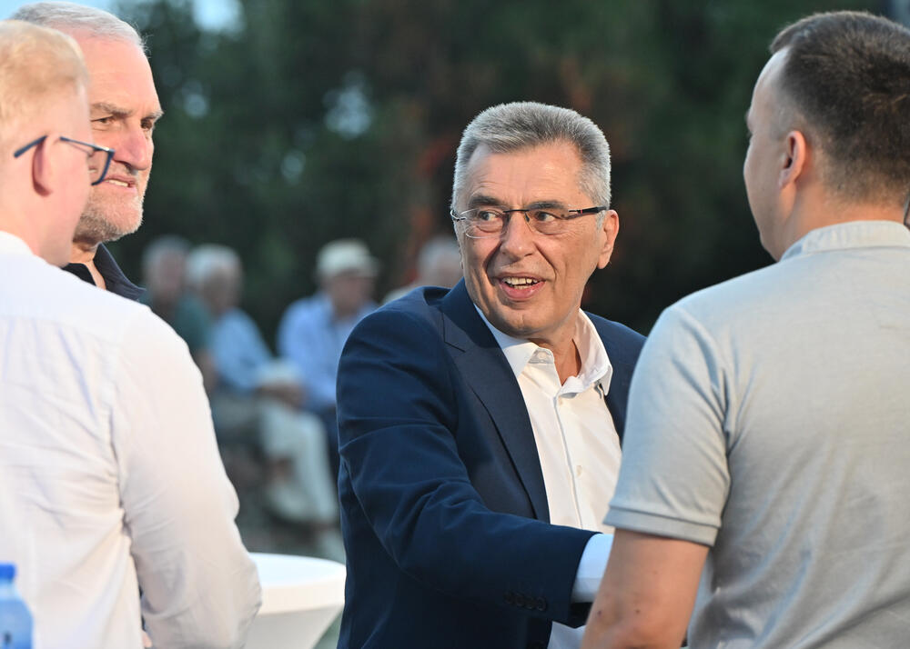 <p>"Niko nema monopol na srpsko nasljeđe i baštinu. Srpski nacionalni i kulturni identitet nije i ne može biti ekskluzivno pravo jedne države, jednog centra ili jedne političke garniture. On pripada svima onima koji su ga čuvali vjekovima &ndash; još od vremena Nemanjića, do vremena Petrovića, Obrenovića i Karađorđevića&rdquo;, kazao je predsjednik Skupštine Crne Gore</p>