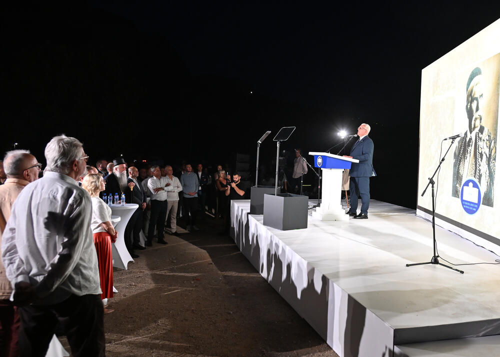 <p>"Niko nema monopol na srpsko nasljeđe i baštinu. Srpski nacionalni i kulturni identitet nije i ne može biti ekskluzivno pravo jedne države, jednog centra ili jedne političke garniture. On pripada svima onima koji su ga čuvali vjekovima &ndash; još od vremena Nemanjića, do vremena Petrovića, Obrenovića i Karađorđevića&rdquo;, kazao je predsjednik Skupštine Crne Gore</p>