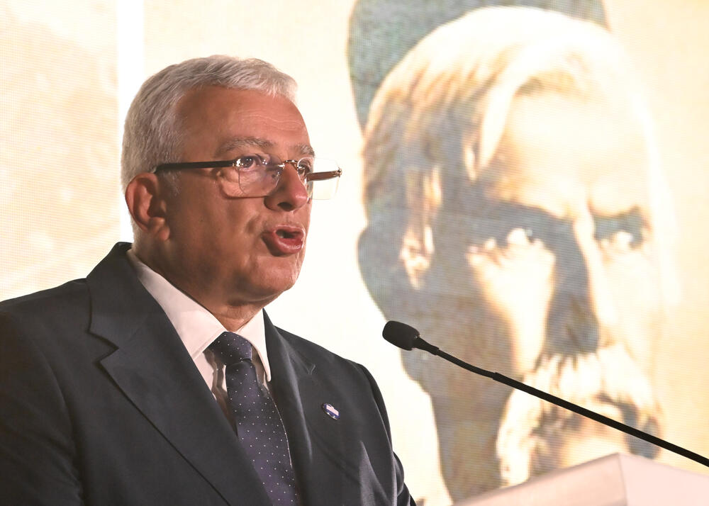 <p>"Niko nema monopol na srpsko nasljeđe i baštinu. Srpski nacionalni i kulturni identitet nije i ne može biti ekskluzivno pravo jedne države, jednog centra ili jedne političke garniture. On pripada svima onima koji su ga čuvali vjekovima &ndash; još od vremena Nemanjića, do vremena Petrovića, Obrenovića i Karađorđevića&rdquo;, kazao je predsjednik Skupštine Crne Gore</p>