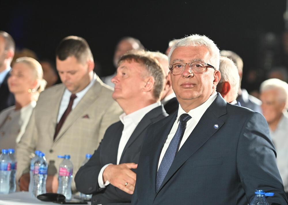<p>"Niko nema monopol na srpsko nasljeđe i baštinu. Srpski nacionalni i kulturni identitet nije i ne može biti ekskluzivno pravo jedne države, jednog centra ili jedne političke garniture. On pripada svima onima koji su ga čuvali vjekovima &ndash; još od vremena Nemanjića, do vremena Petrovića, Obrenovića i Karađorđevića&rdquo;, kazao je predsjednik Skupštine Crne Gore</p>