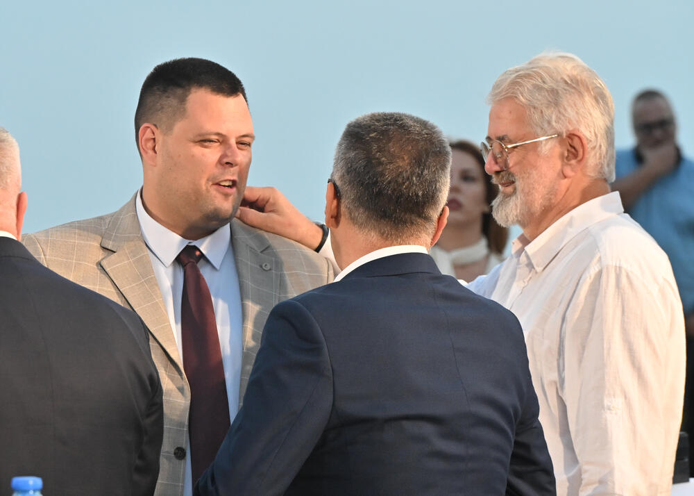 <p>"Niko nema monopol na srpsko nasljeđe i baštinu. Srpski nacionalni i kulturni identitet nije i ne može biti ekskluzivno pravo jedne države, jednog centra ili jedne političke garniture. On pripada svima onima koji su ga čuvali vjekovima &ndash; još od vremena Nemanjića, do vremena Petrovića, Obrenovića i Karađorđevića&rdquo;, kazao je predsjednik Skupštine Crne Gore</p>