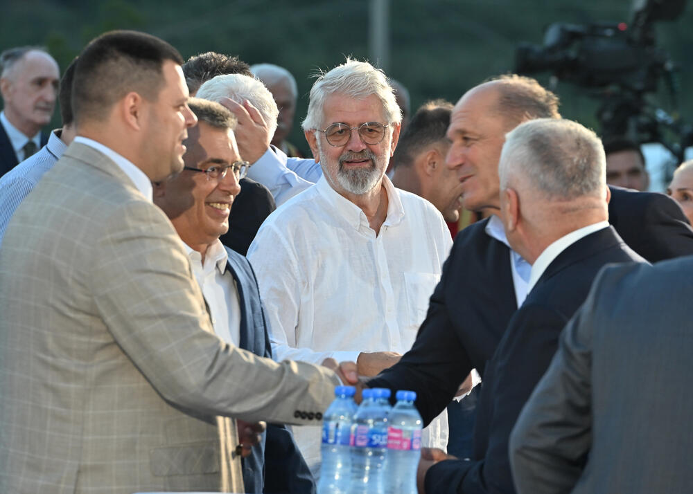 <p>"Niko nema monopol na srpsko nasljeđe i baštinu. Srpski nacionalni i kulturni identitet nije i ne može biti ekskluzivno pravo jedne države, jednog centra ili jedne političke garniture. On pripada svima onima koji su ga čuvali vjekovima &ndash; još od vremena Nemanjića, do vremena Petrovića, Obrenovića i Karađorđevića&rdquo;, kazao je predsjednik Skupštine Crne Gore</p>