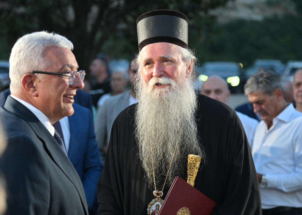 <p>"Niko nema monopol na srpsko nasljeđe i baštinu. Srpski nacionalni i kulturni identitet nije i ne može biti ekskluzivno pravo jedne države, jednog centra ili jedne političke garniture. On pripada svima onima koji su ga čuvali vjekovima &ndash; još od vremena Nemanjića, do vremena Petrovića, Obrenovića i Karađorđevića&rdquo;, kazao je predsjednik Skupštine Crne Gore</p>