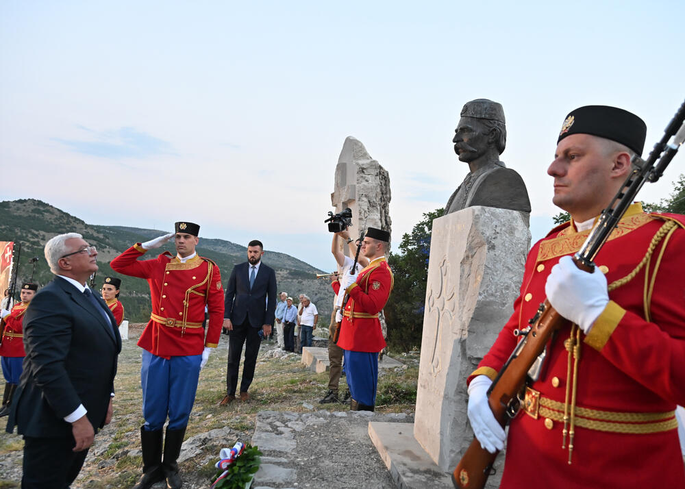 <p>"Niko nema monopol na srpsko nasljeđe i baštinu. Srpski nacionalni i kulturni identitet nije i ne može biti ekskluzivno pravo jedne države, jednog centra ili jedne političke garniture. On pripada svima onima koji su ga čuvali vjekovima &ndash; još od vremena Nemanjića, do vremena Petrovića, Obrenovića i Karađorđevića&rdquo;, kazao je predsjednik Skupštine Crne Gore</p>