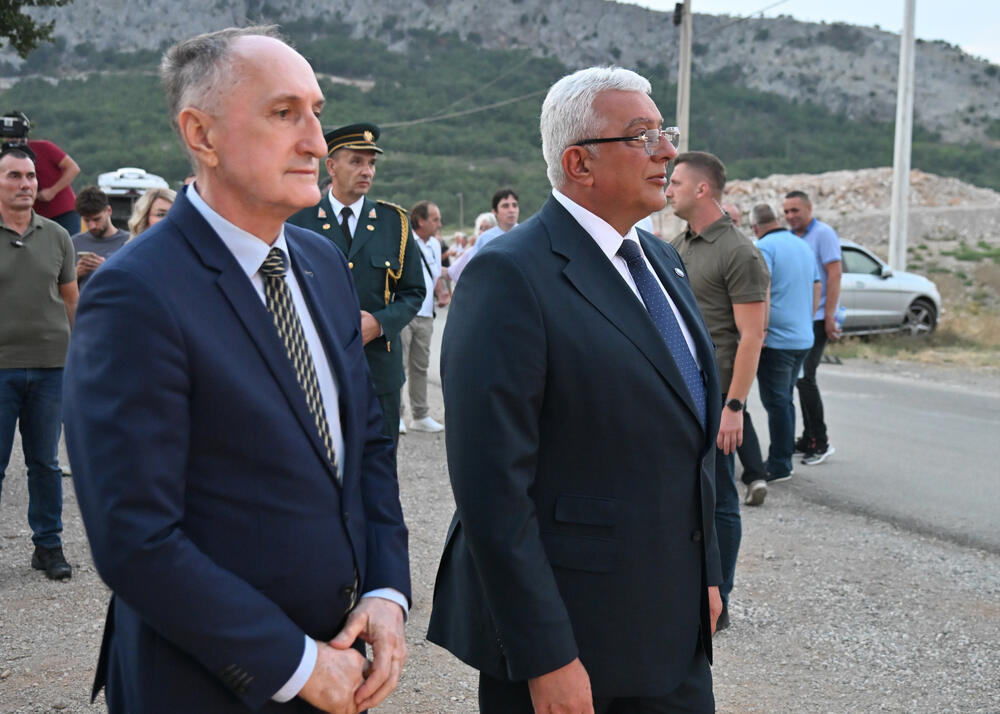 <p>"Niko nema monopol na srpsko nasljeđe i baštinu. Srpski nacionalni i kulturni identitet nije i ne može biti ekskluzivno pravo jedne države, jednog centra ili jedne političke garniture. On pripada svima onima koji su ga čuvali vjekovima &ndash; još od vremena Nemanjića, do vremena Petrovića, Obrenovića i Karađorđevića&rdquo;, kazao je predsjednik Skupštine Crne Gore</p>