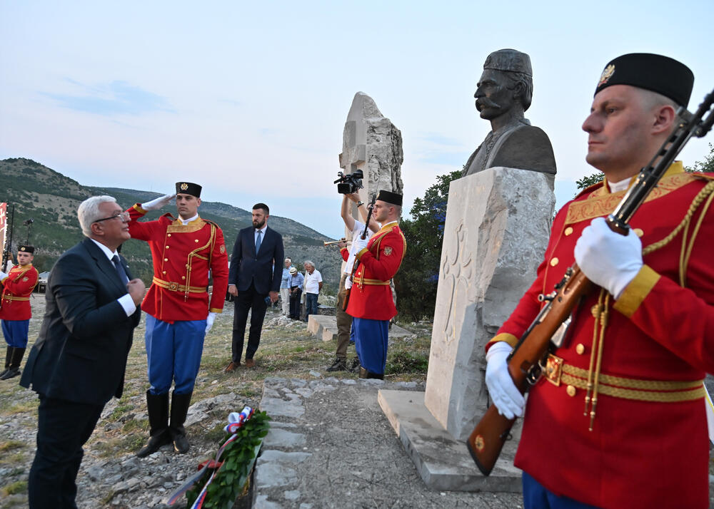 <p>"Niko nema monopol na srpsko nasljeđe i baštinu. Srpski nacionalni i kulturni identitet nije i ne može biti ekskluzivno pravo jedne države, jednog centra ili jedne političke garniture. On pripada svima onima koji su ga čuvali vjekovima &ndash; još od vremena Nemanjića, do vremena Petrovića, Obrenovića i Karađorđevića&rdquo;, kazao je predsjednik Skupštine Crne Gore</p>
