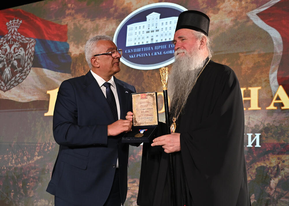 <p>"Niko nema monopol na srpsko nasljeđe i baštinu. Srpski nacionalni i kulturni identitet nije i ne može biti ekskluzivno pravo jedne države, jednog centra ili jedne političke garniture. On pripada svima onima koji su ga čuvali vjekovima &ndash; još od vremena Nemanjića, do vremena Petrovića, Obrenovića i Karađorđevića&rdquo;, kazao je predsjednik Skupštine Crne Gore</p>