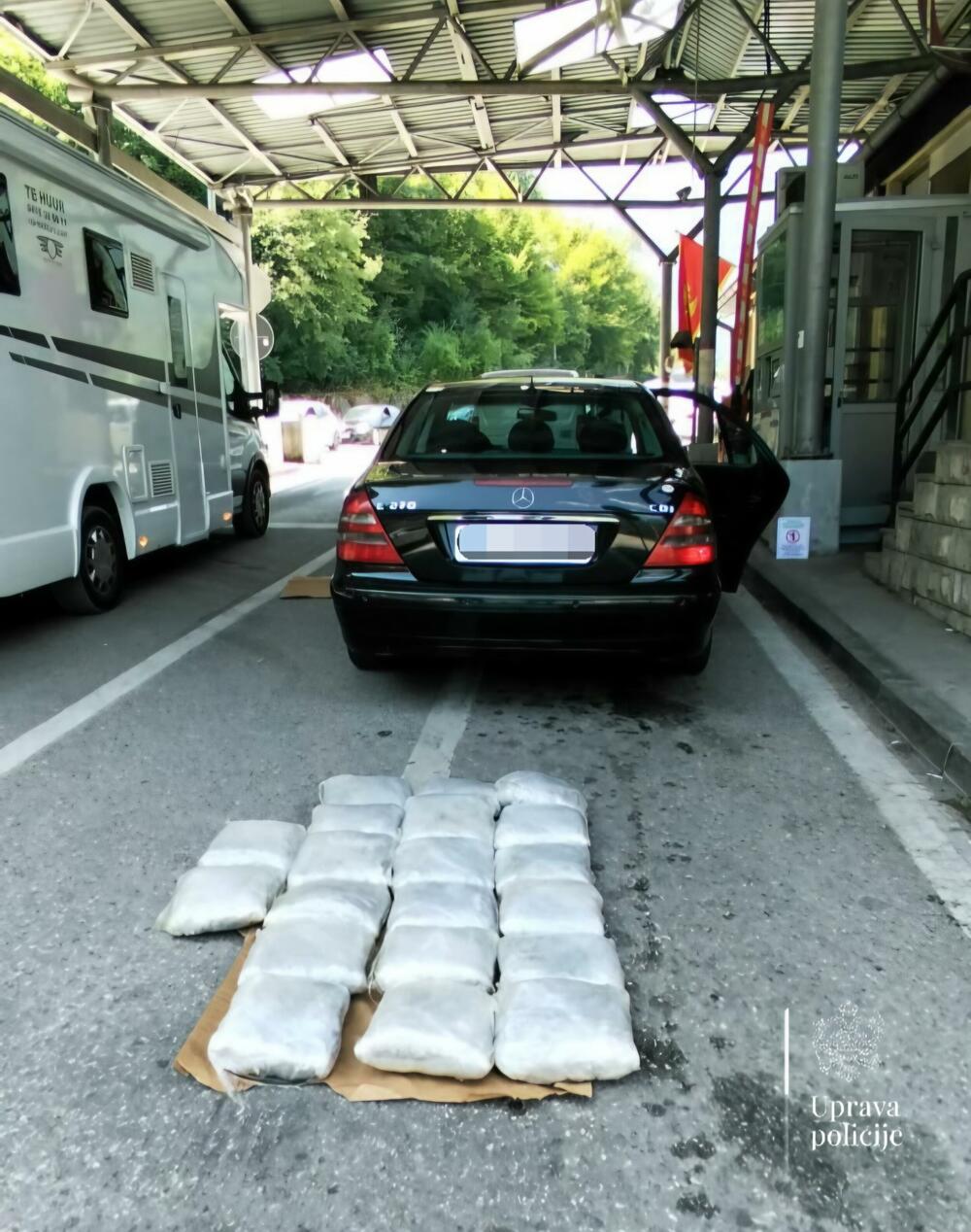 <p>Kontrolisali "mercedes" na graničnom prelazu Šćepan Polje</p>