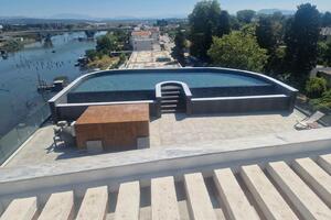 Nikao bazen umjesto zelenila: Nevolje stanara zgrade na obali Port...