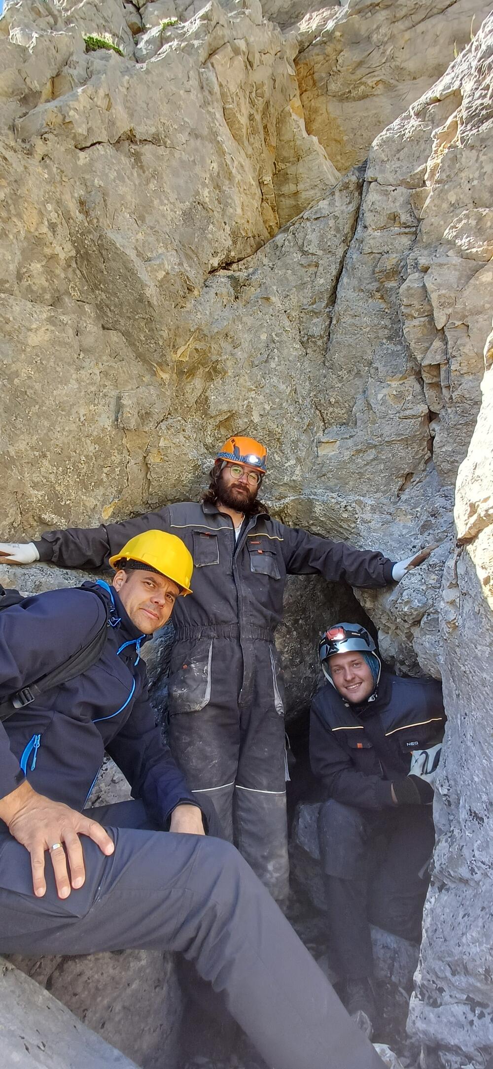 Aleksandar Radulović, Jovan Prodanović i Mihailo Mitić na ulazu u Zelenovirsku pećinu