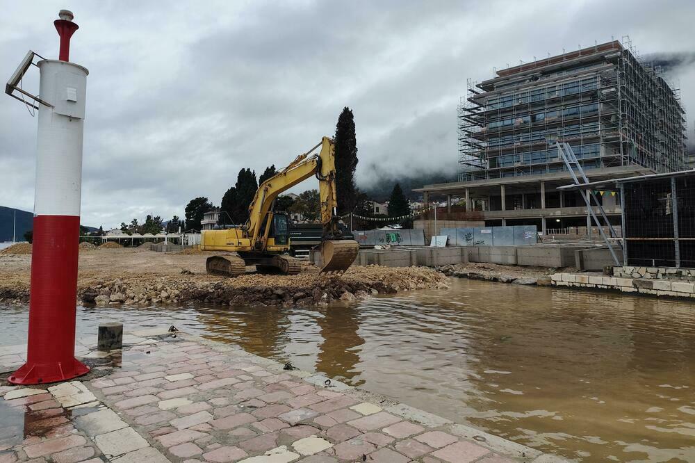 Nasuta plaža i u pozadini hotel u izgradnji, Foto: Siniša Luković