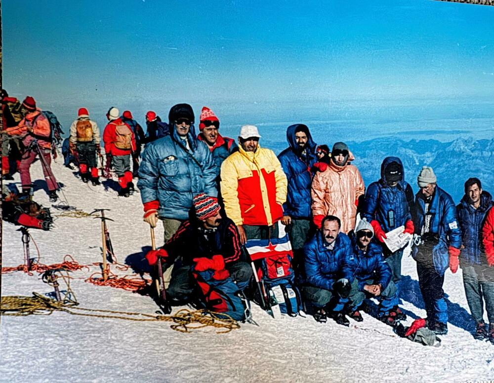 Perović je bio dio crnogorske grupe koja se u avgustu 1986. popela na Mon Blan