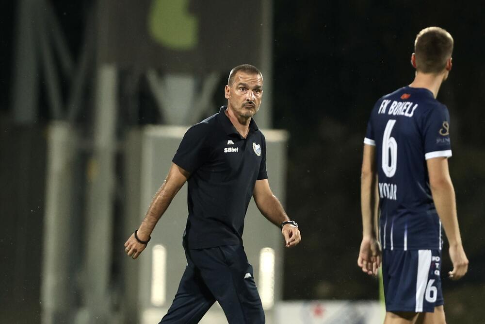 <p>Bokelj SBBet u Kotoru, golom Dejana Perovića, savladao Sutjesku (1:0), koja u novoj sezoni ne zna za pobjedu</p>