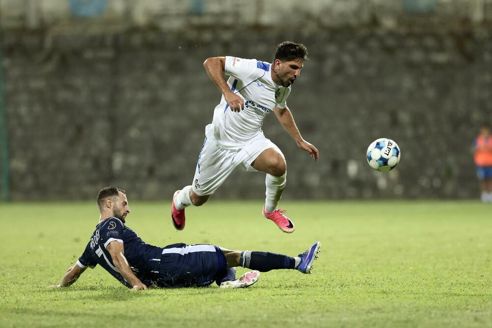 <p>Bokelj SBBet u Kotoru, golom Dejana Perovića, savladao Sutjesku (1:0), koja u novoj sezoni ne zna za pobjedu</p>