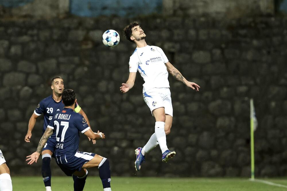<p>Bokelj SBBet u Kotoru, golom Dejana Perovića, savladao Sutjesku (1:0), koja u novoj sezoni ne zna za pobjedu</p>