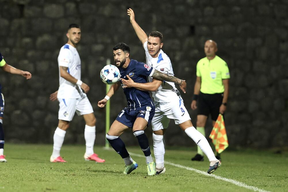 <p>Bokelj SBBet u Kotoru, golom Dejana Perovića, savladao Sutjesku (1:0), koja u novoj sezoni ne zna za pobjedu</p>