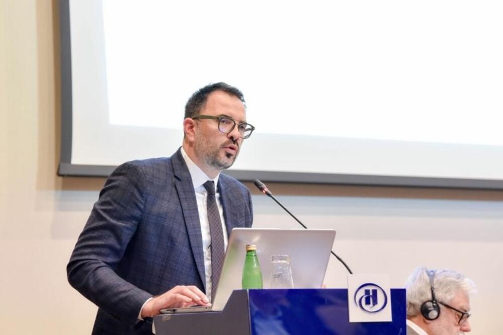 “Mala država ne može sebi priuštiti nekoliko paralelnih vanjskih politika”: Grgić