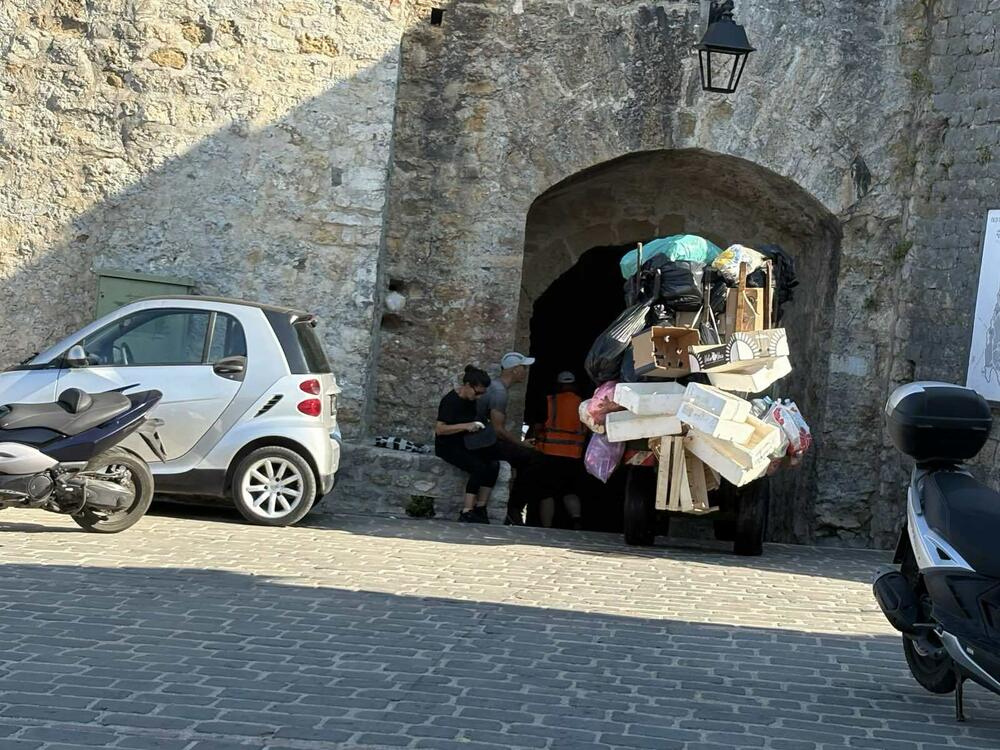 Traktorima odvoze smeće