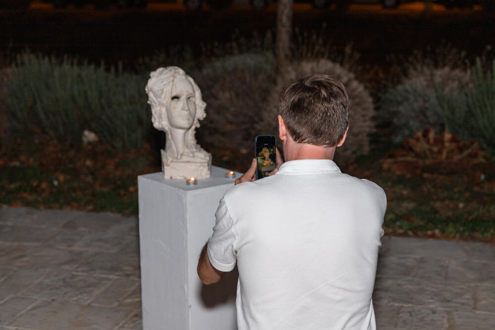 <p>Samostalna izložba Joka Lekića nazvana &ldquo;Lutum Sacrum&rdquo; (Sveto blato), otvorena je u okviru festivala Barski ljetopis na platou nekadašnjeg logora na Topolici</p>
