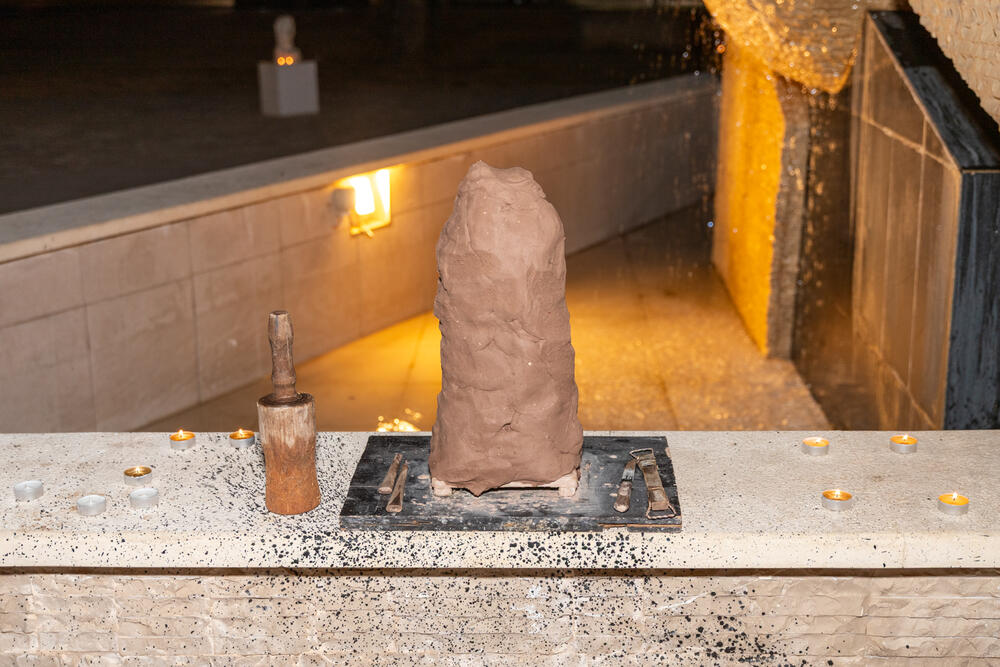 <p>Samostalna izložba Joka Lekića nazvana &ldquo;Lutum Sacrum&rdquo; (Sveto blato), otvorena je u okviru festivala Barski ljetopis na platou nekadašnjeg logora na Topolici</p>