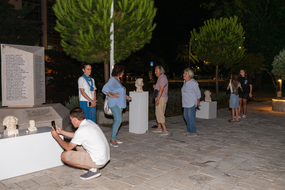 <p>Samostalna izložba Joka Lekića nazvana &ldquo;Lutum Sacrum&rdquo; (Sveto blato), otvorena je u okviru festivala Barski ljetopis na platou nekadašnjeg logora na Topolici</p>