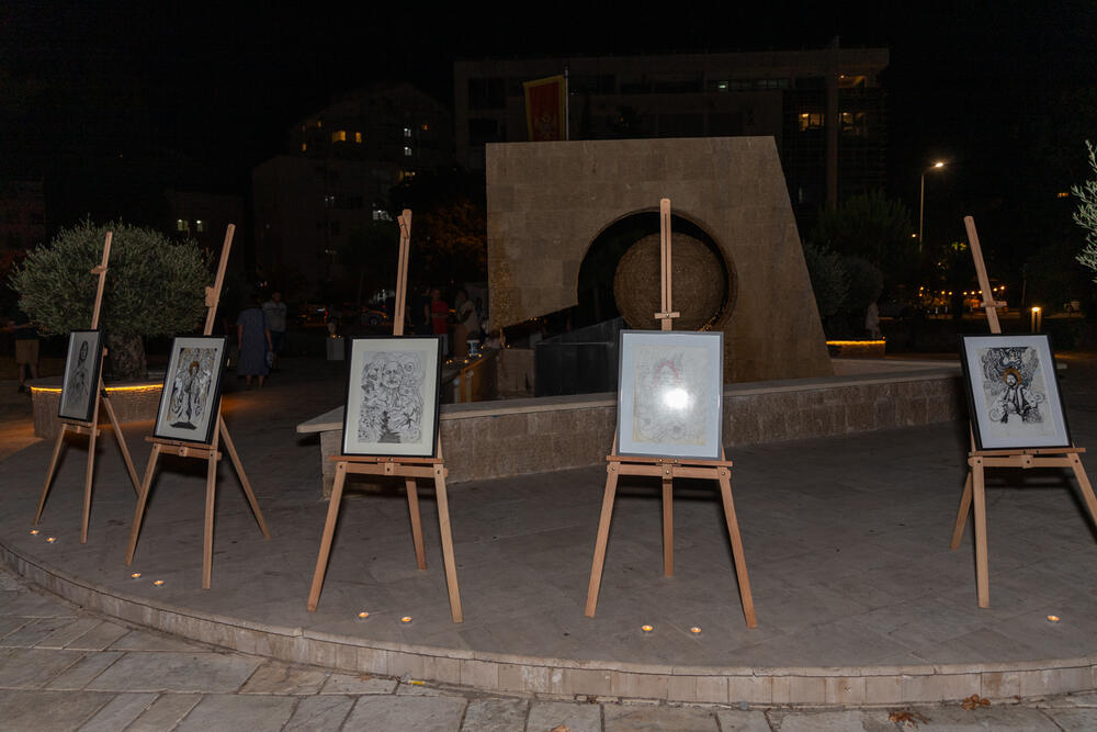 <p>Samostalna izložba Joka Lekića nazvana &ldquo;Lutum Sacrum&rdquo; (Sveto blato), otvorena je u okviru festivala Barski ljetopis na platou nekadašnjeg logora na Topolici</p>