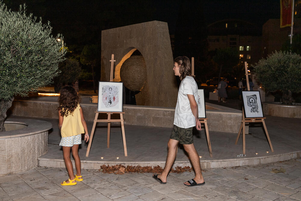 <p>Samostalna izložba Joka Lekića nazvana &ldquo;Lutum Sacrum&rdquo; (Sveto blato), otvorena je u okviru festivala Barski ljetopis na platou nekadašnjeg logora na Topolici</p>